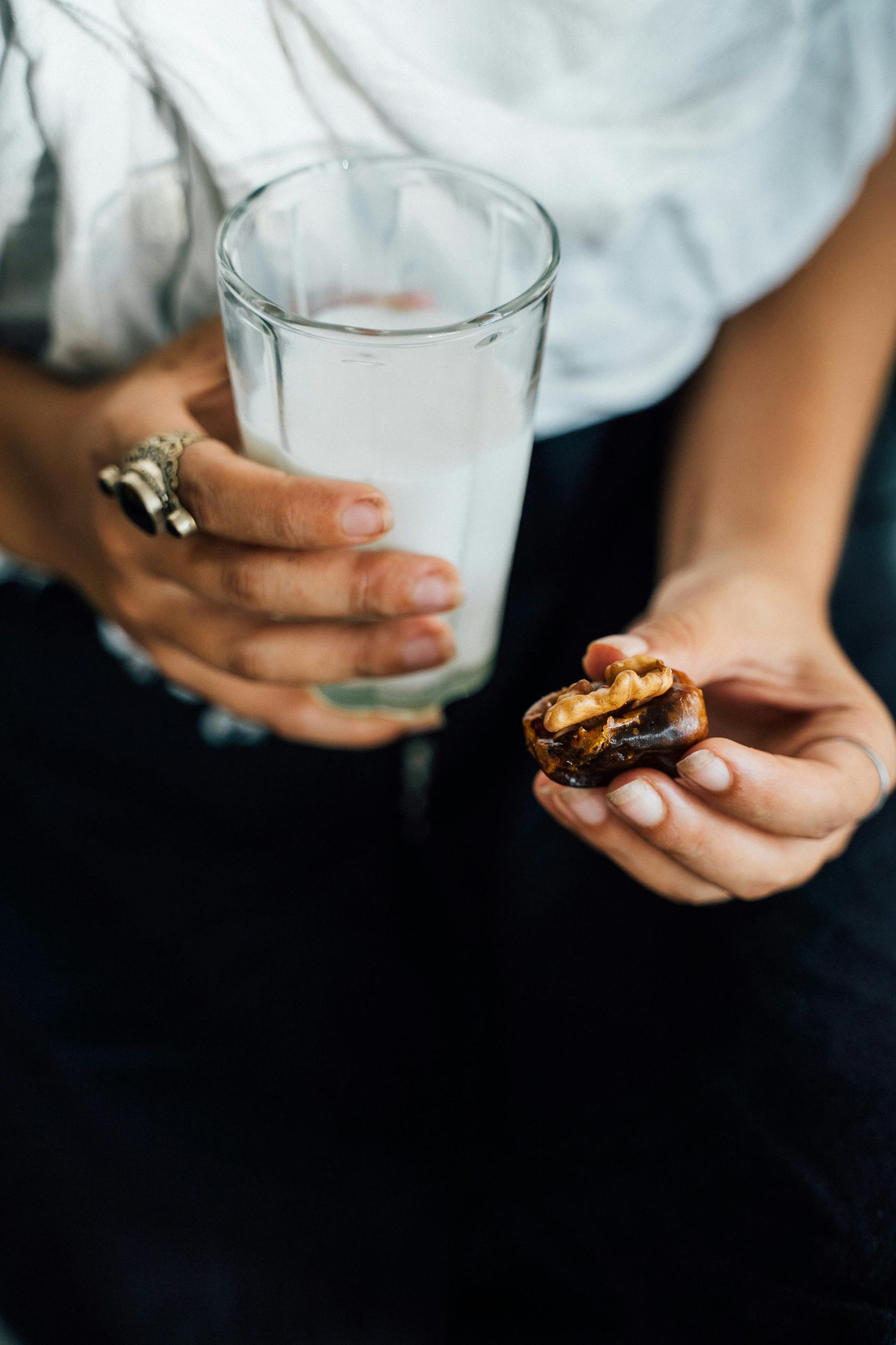 benefits of consuming dates with milk